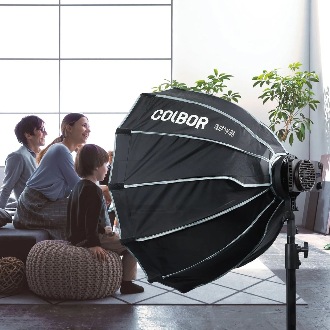 Synco COLBOR MAR light mount adapter displayed with a softbox for perfect photography lighting