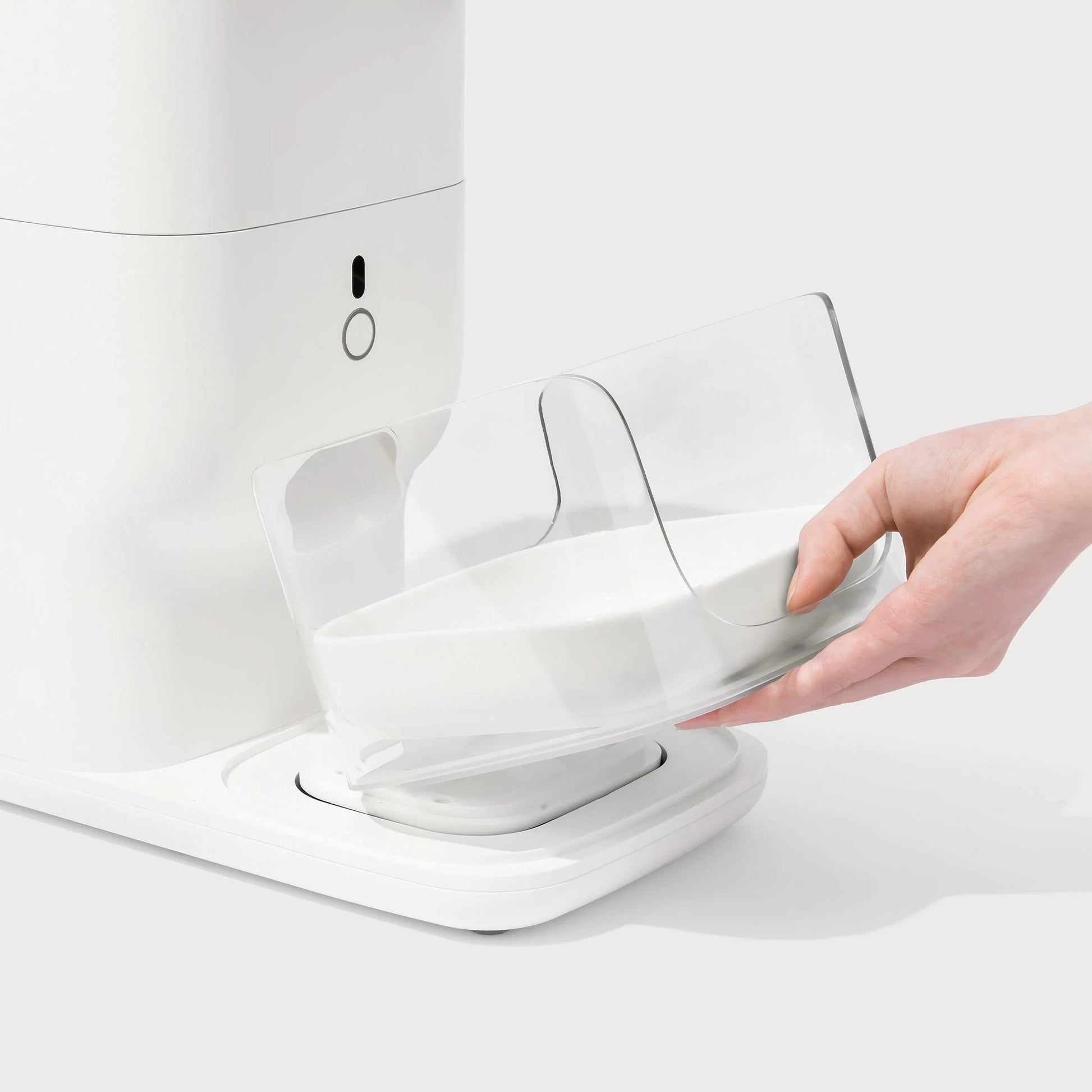 VMIDirect fresh 2 automatic feeder with a removable dish for easy cleaning and feeding