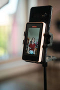 SYNCO XView M4 magnetic screen mirroring showing a user while using a smartphone mount