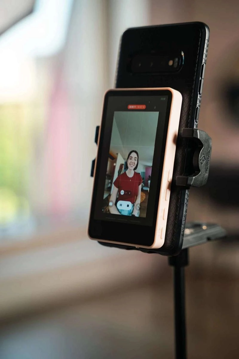 SYNCO XView M4 magnetic screen mirroring showing a user while using a smartphone mount